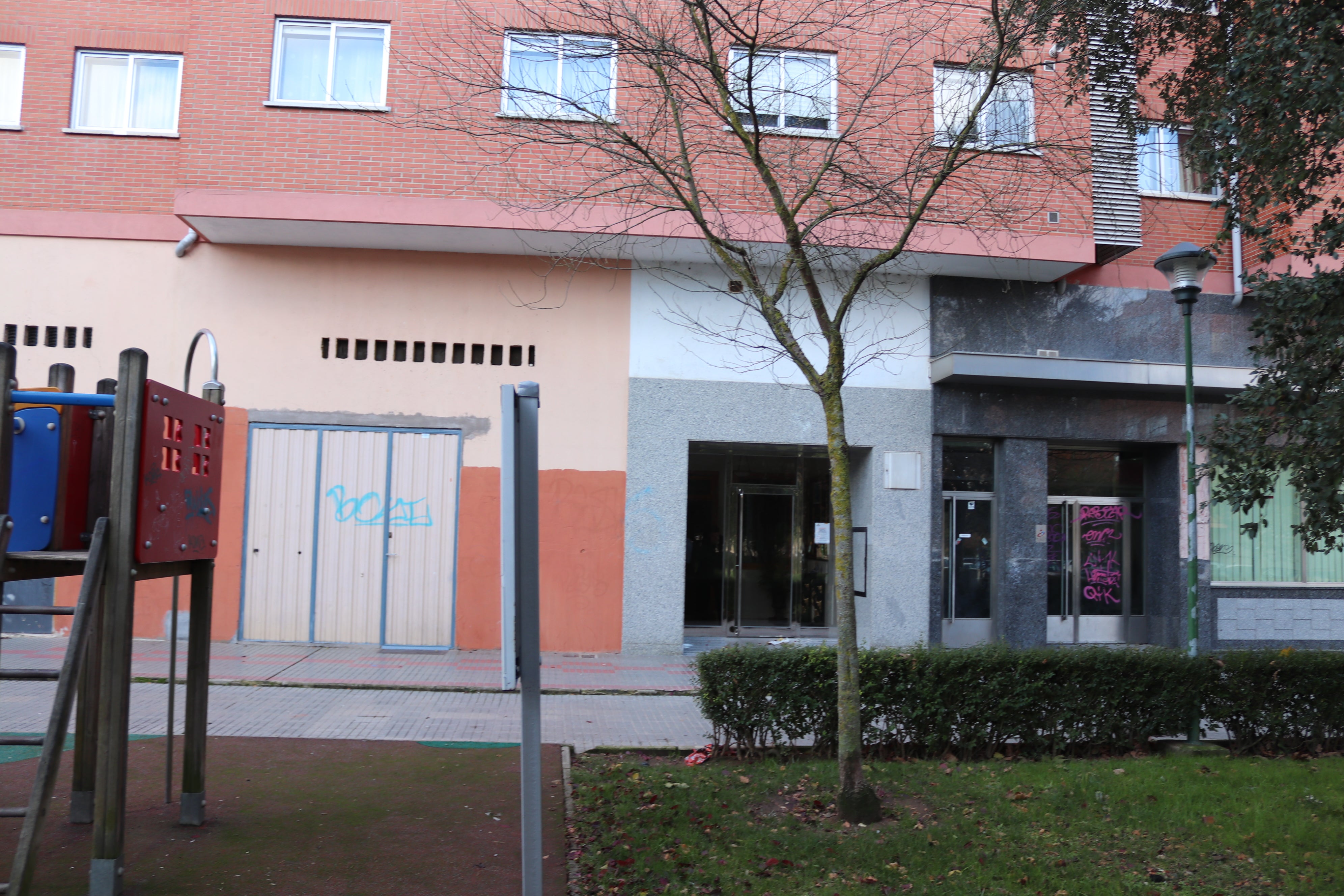 Así ha amanecido la calle Madre Isabel de Larrañaga tras conocer la noticia de la muerte de un menor después de recibir un disparo en la cabeza de manera accidental