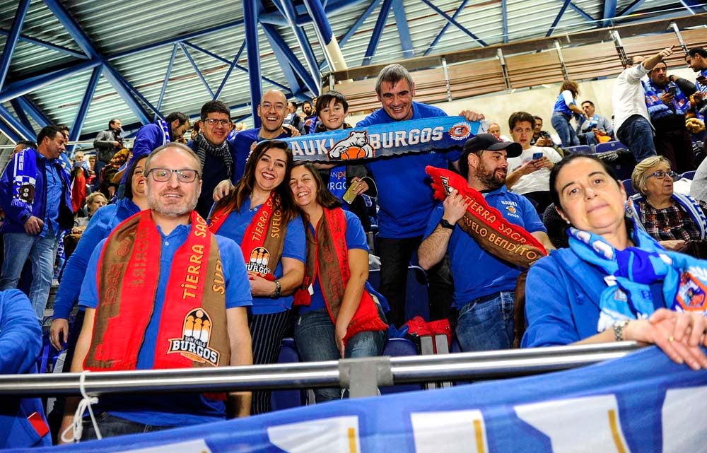 Casi un millar de burgaleses se han desplazado hasta la capital de España para ver la victoria de su equipo en el Wizink Center.