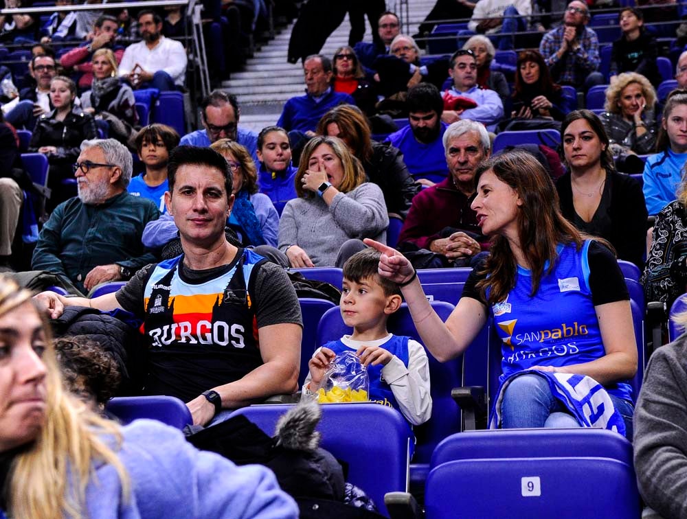 Casi un millar de burgaleses se han desplazado hasta la capital de España para ver la victoria de su equipo en el Wizink Center.