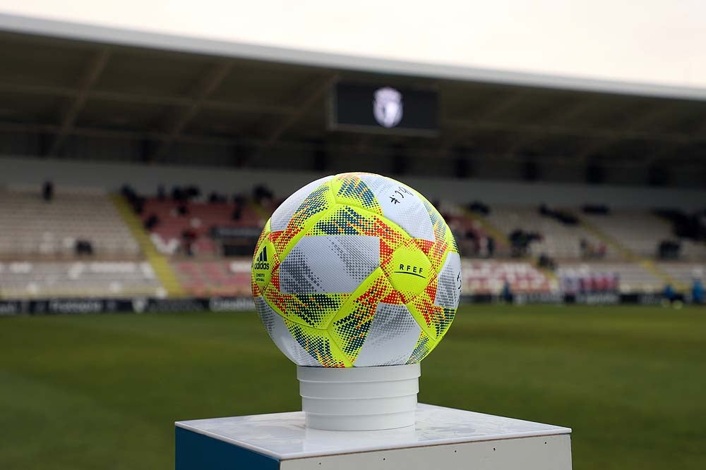 Juanma trata de proteger el balón