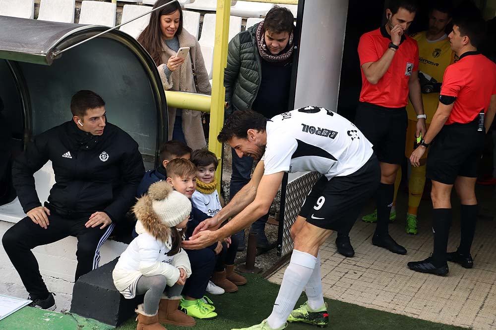 Juanma trata de proteger el balón