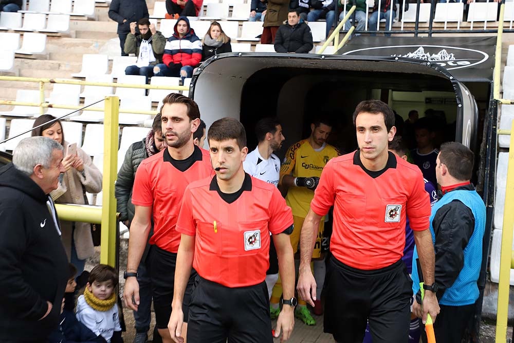 Juanma trata de proteger el balón