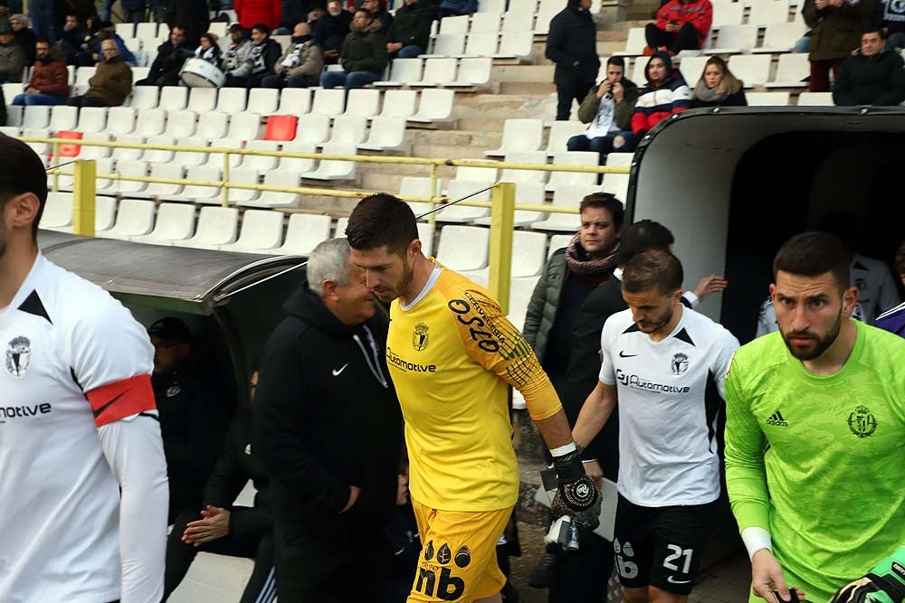 Juanma trata de proteger el balón