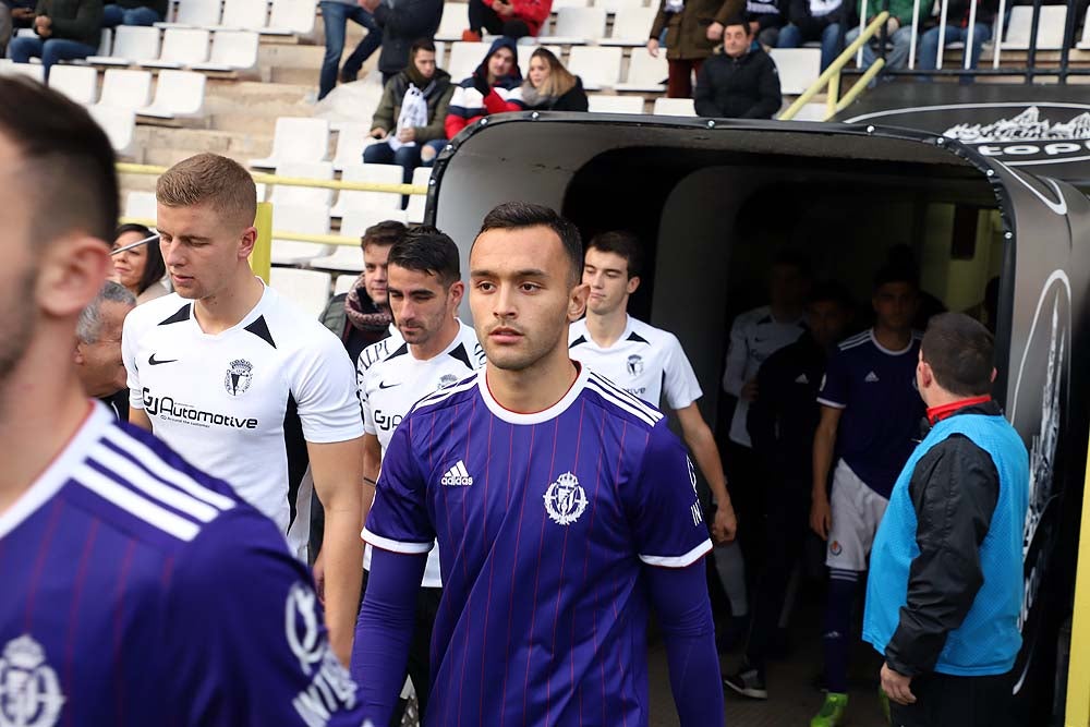 Juanma trata de proteger el balón