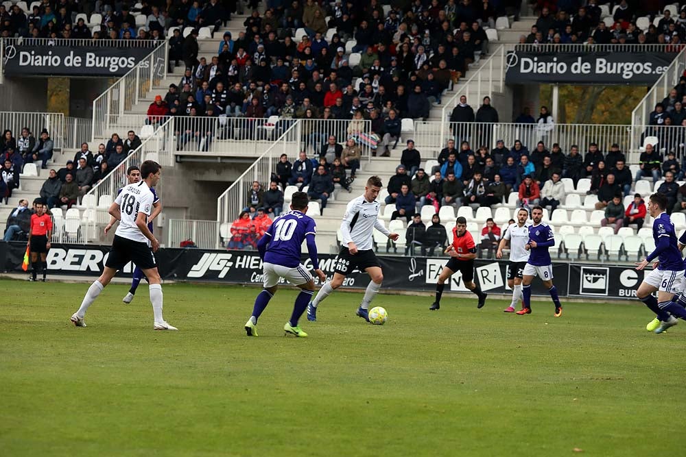 Juanma trata de proteger el balón