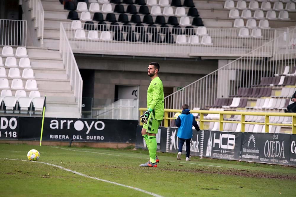 Juanma trata de proteger el balón