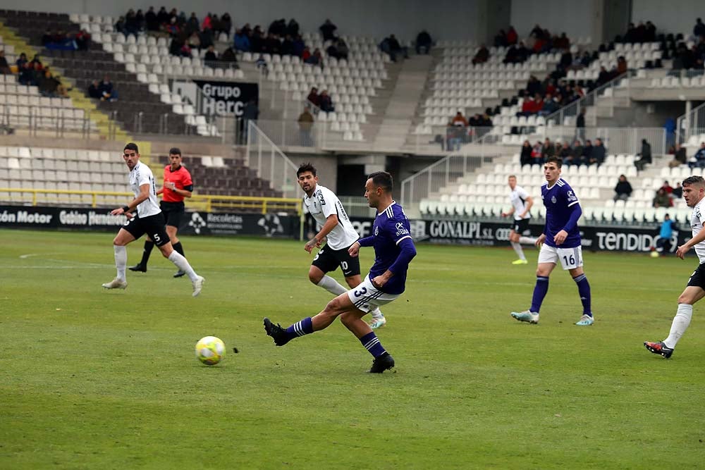 Juanma trata de proteger el balón