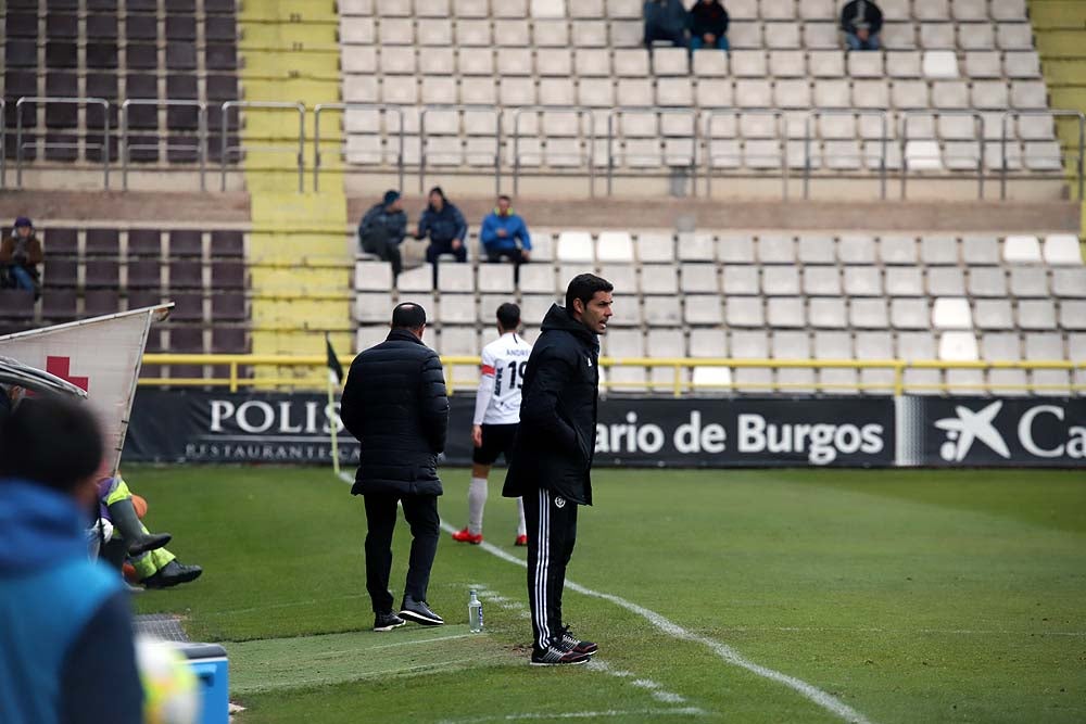 Juanma trata de proteger el balón