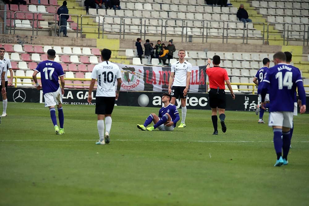 Juanma trata de proteger el balón