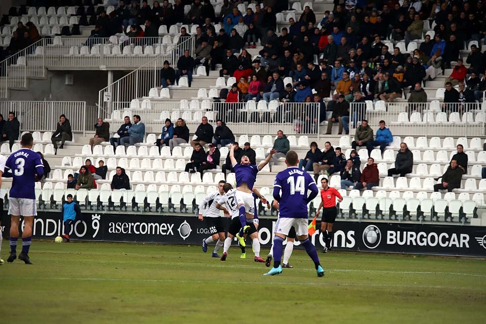 Juanma trata de proteger el balón