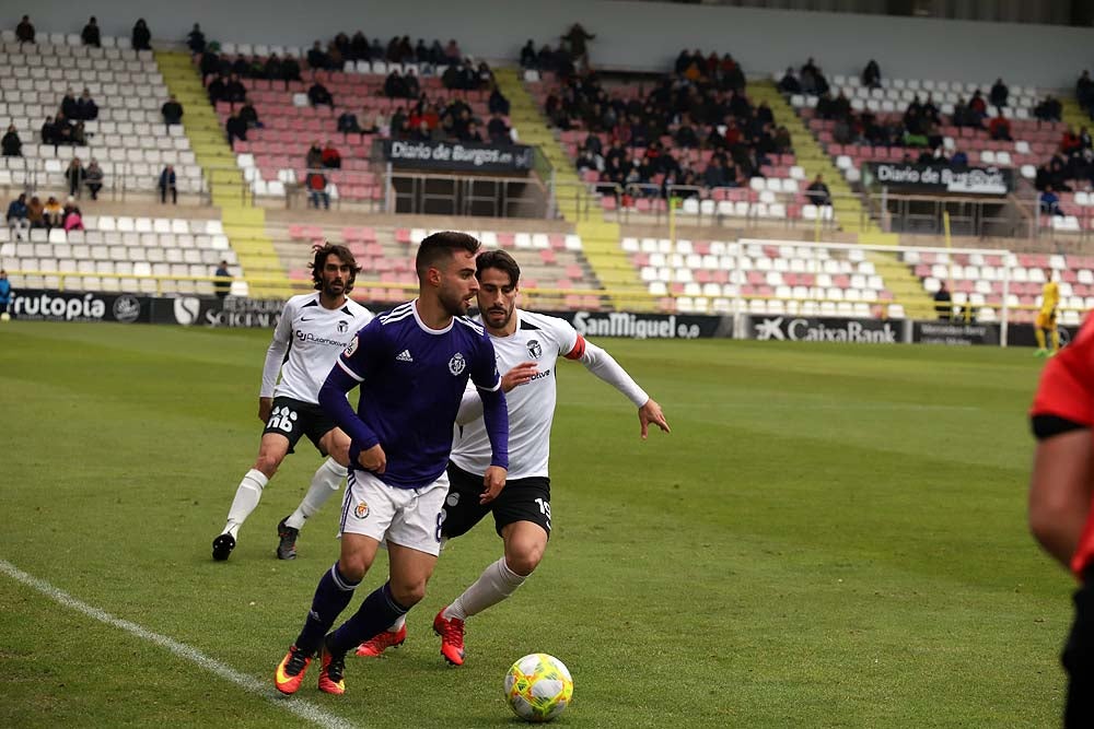 Juanma trata de proteger el balón