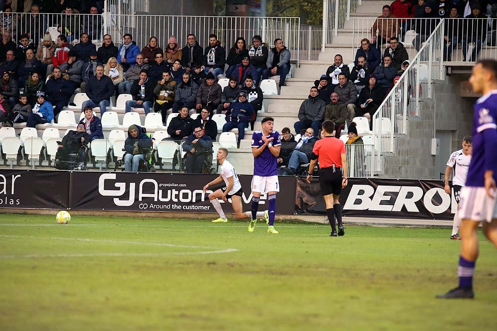 Juanma trata de proteger el balón