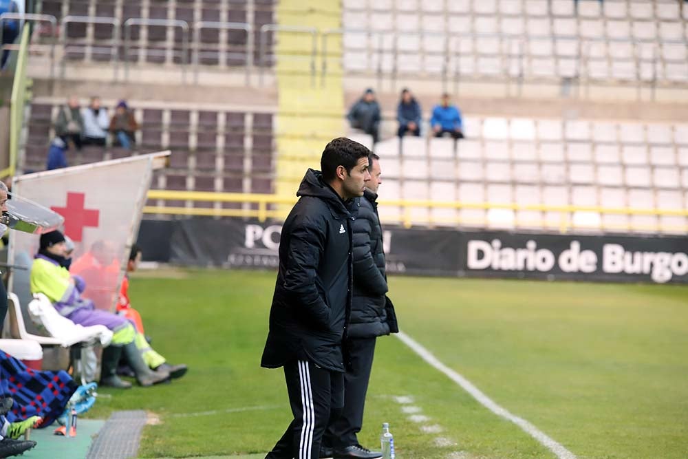 Juanma trata de proteger el balón