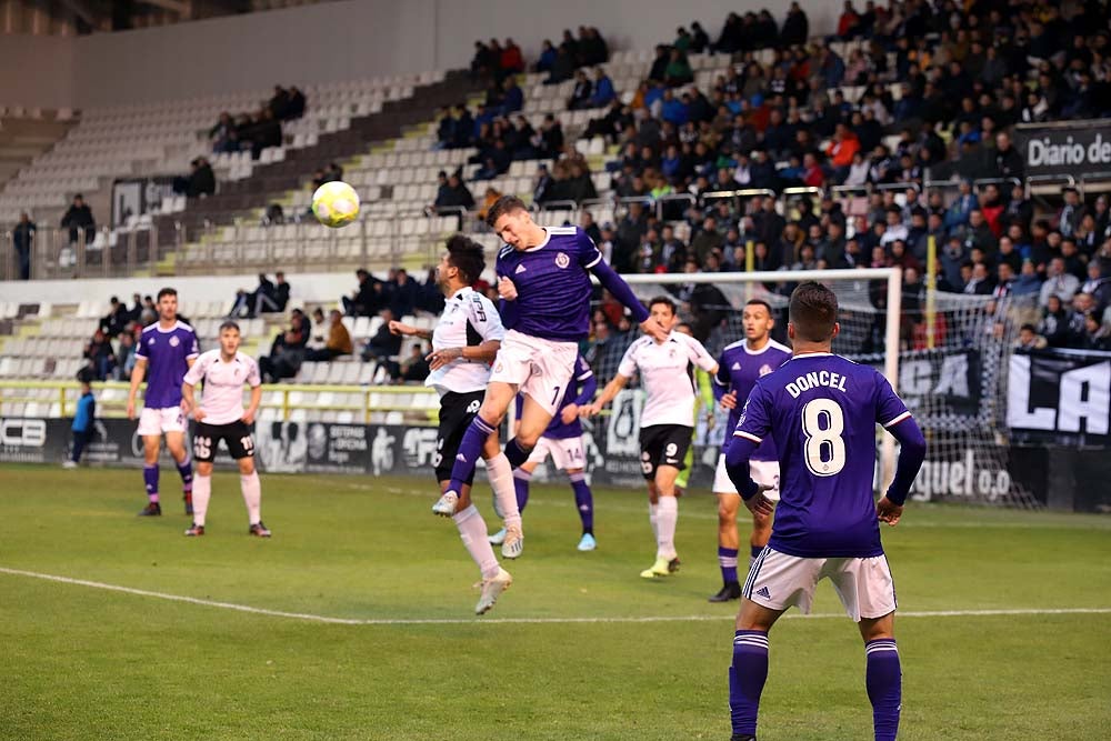 Juanma trata de proteger el balón