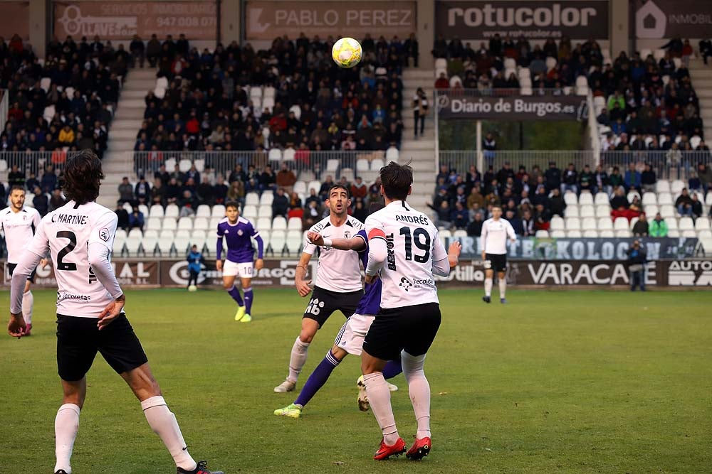 Juanma trata de proteger el balón