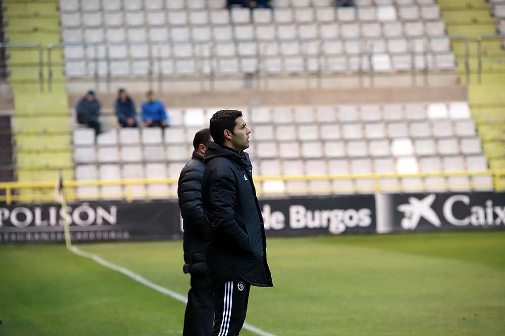 Juanma trata de proteger el balón