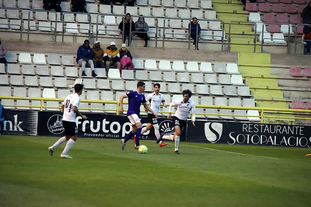 Juanma trata de proteger el balón