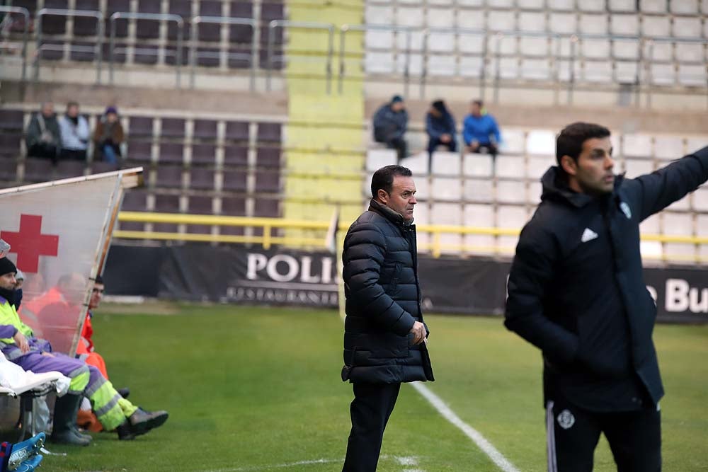 Juanma trata de proteger el balón