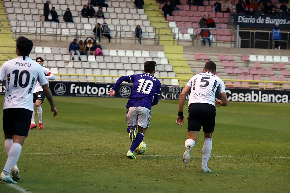 Juanma trata de proteger el balón