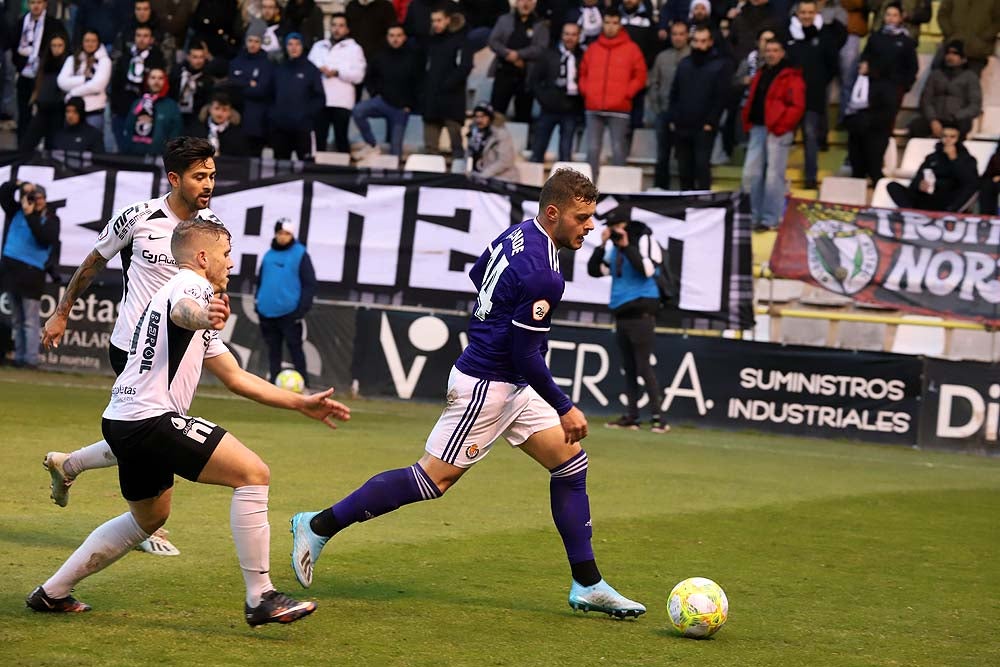 Juanma trata de proteger el balón