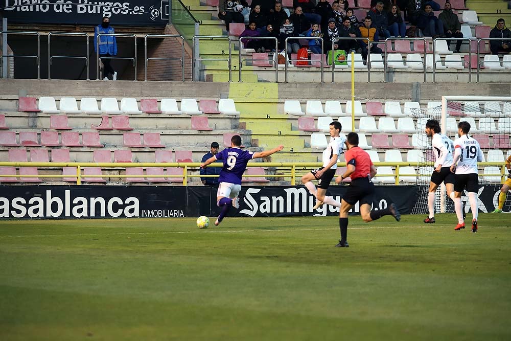 Juanma trata de proteger el balón