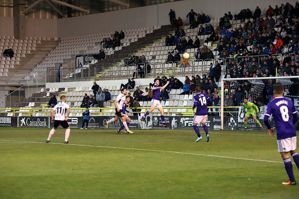 Juanma trata de proteger el balón