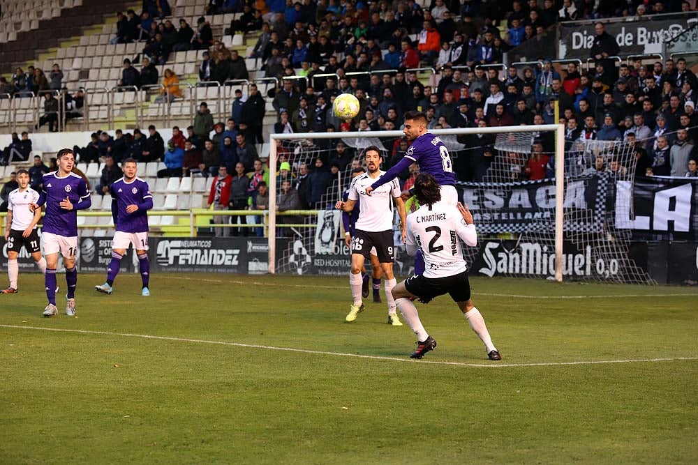 Juanma trata de proteger el balón