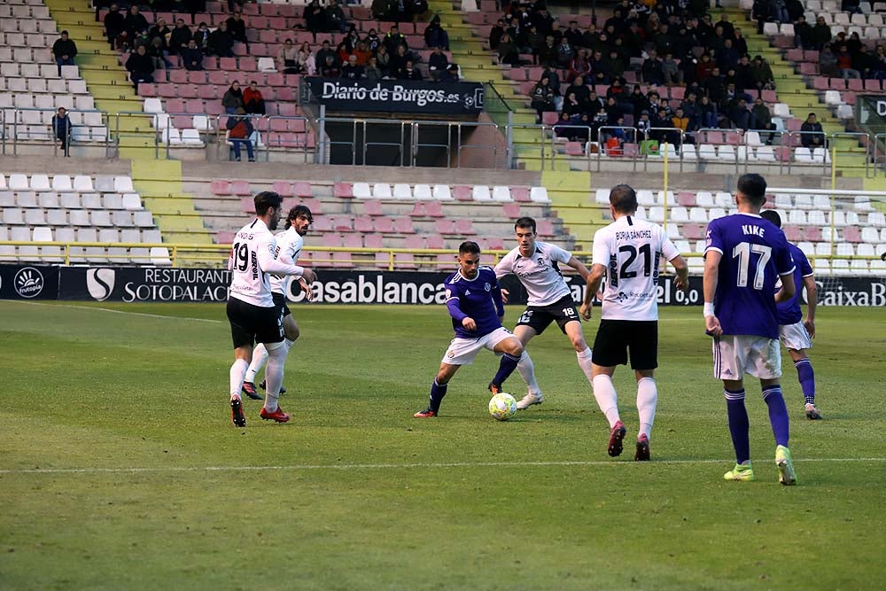 Juanma trata de proteger el balón