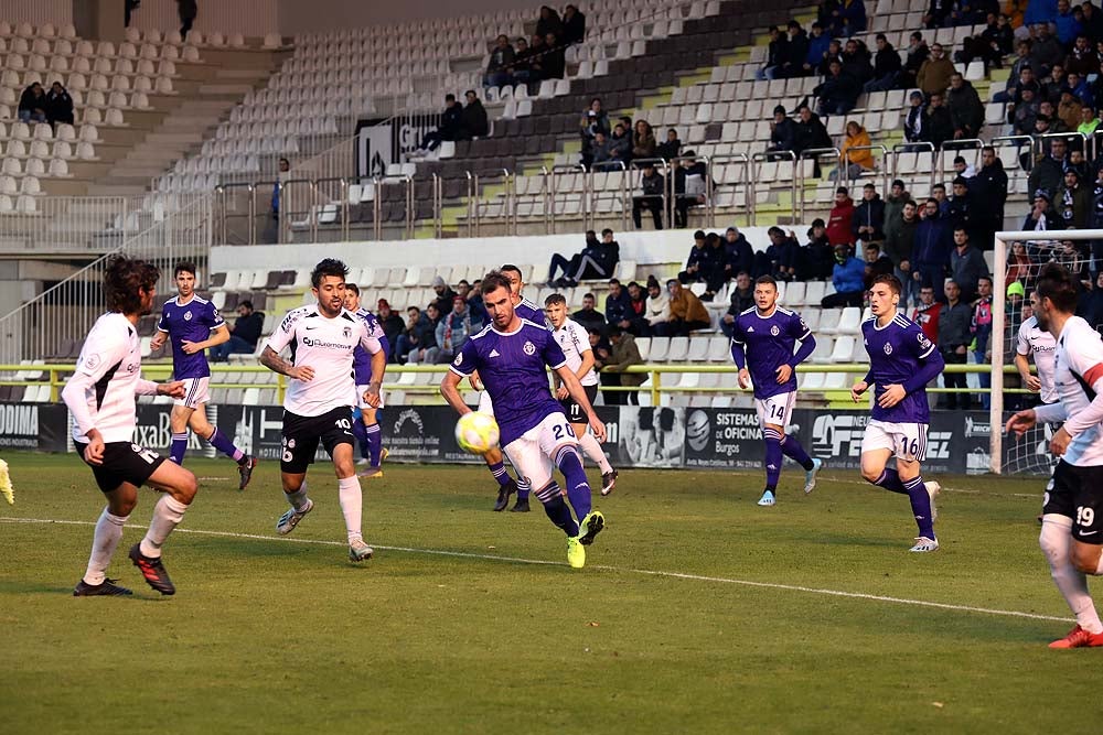 Juanma trata de proteger el balón