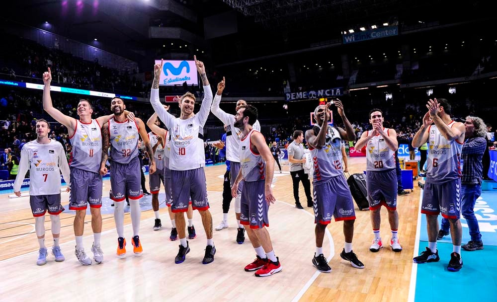 Los jugadores celebran con la grada la victoria