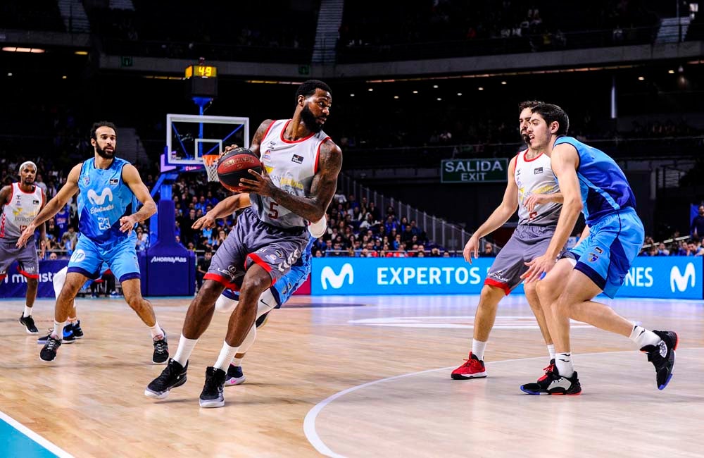 Los jugadores celebran con la grada la victoria