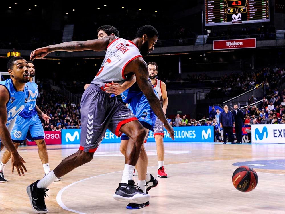 Los jugadores celebran con la grada la victoria