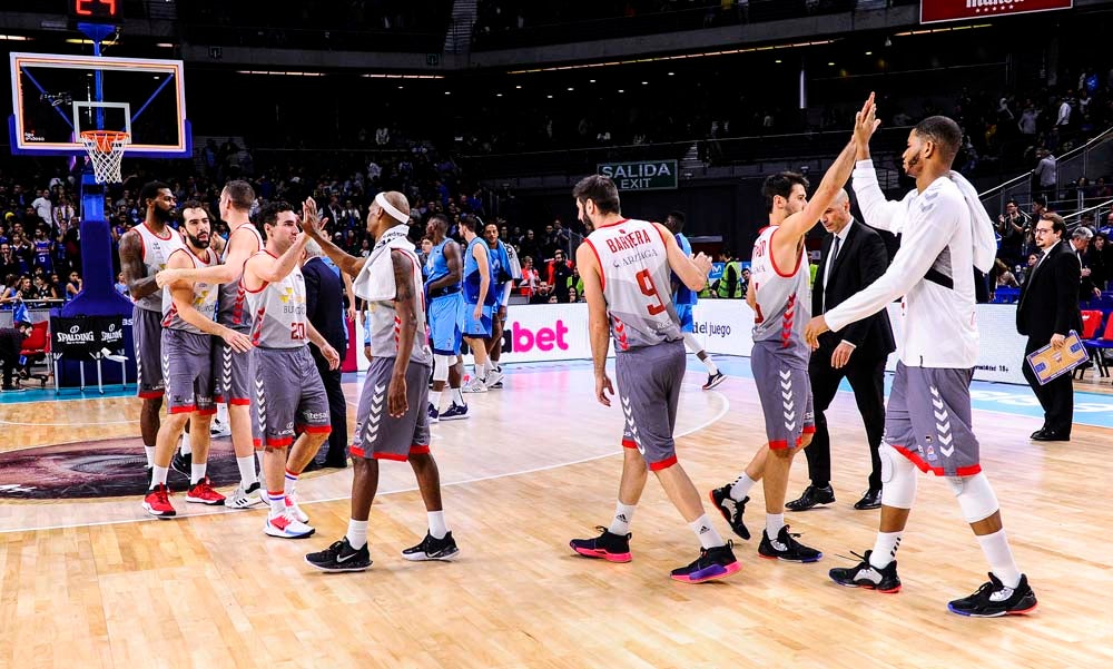Los jugadores celebran con la grada la victoria