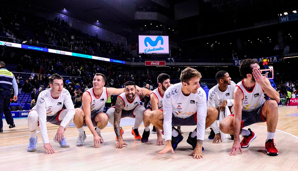 Los jugadores celebran con la grada la victoria