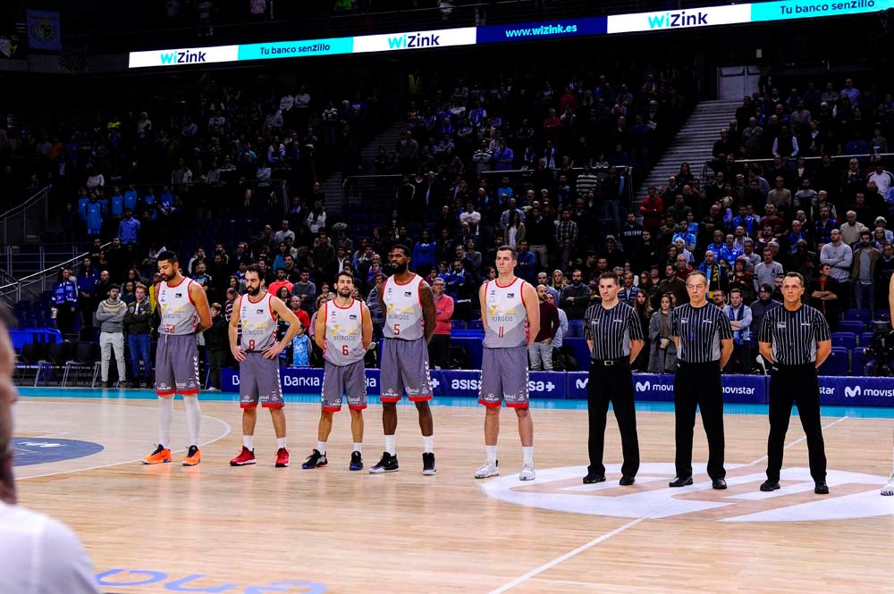 Los jugadores celebran con la grada la victoria