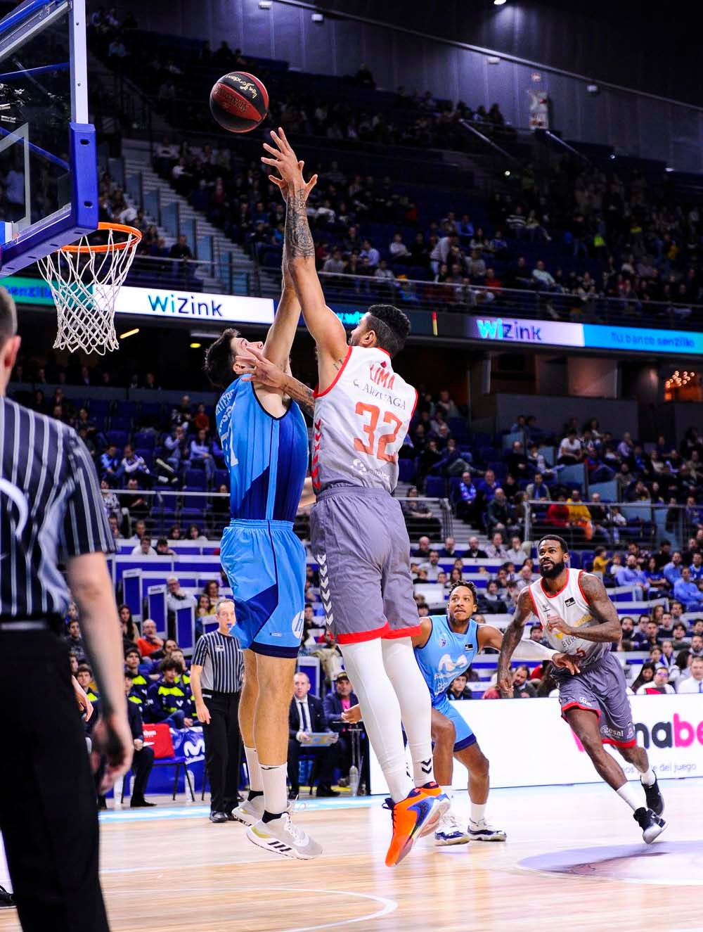 Los jugadores celebran con la grada la victoria