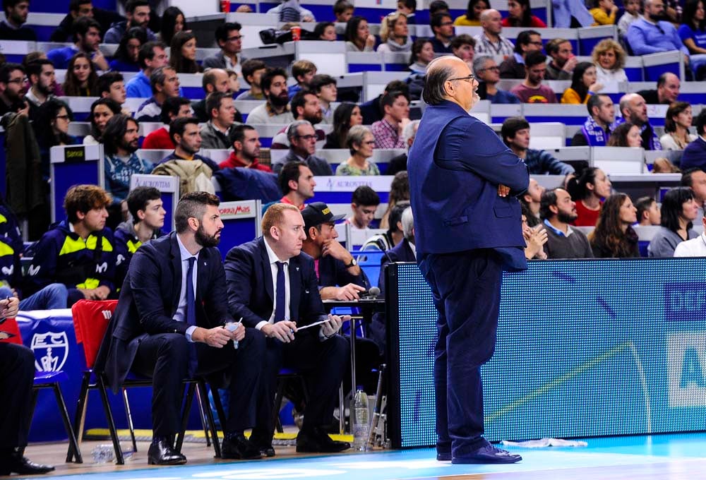 Los jugadores celebran con la grada la victoria