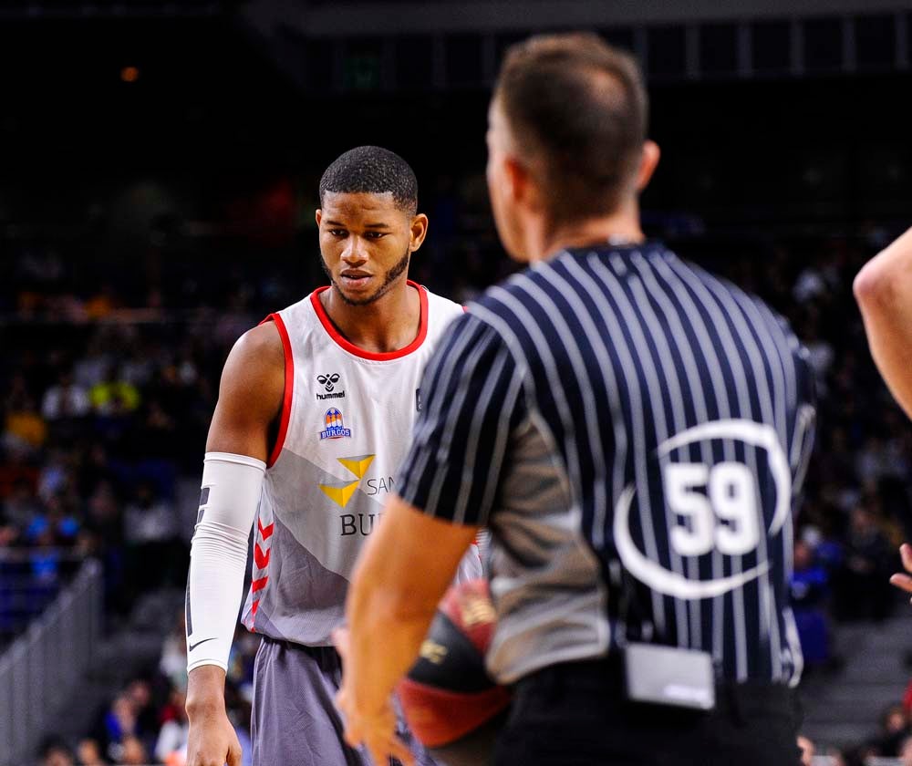Los jugadores celebran con la grada la victoria
