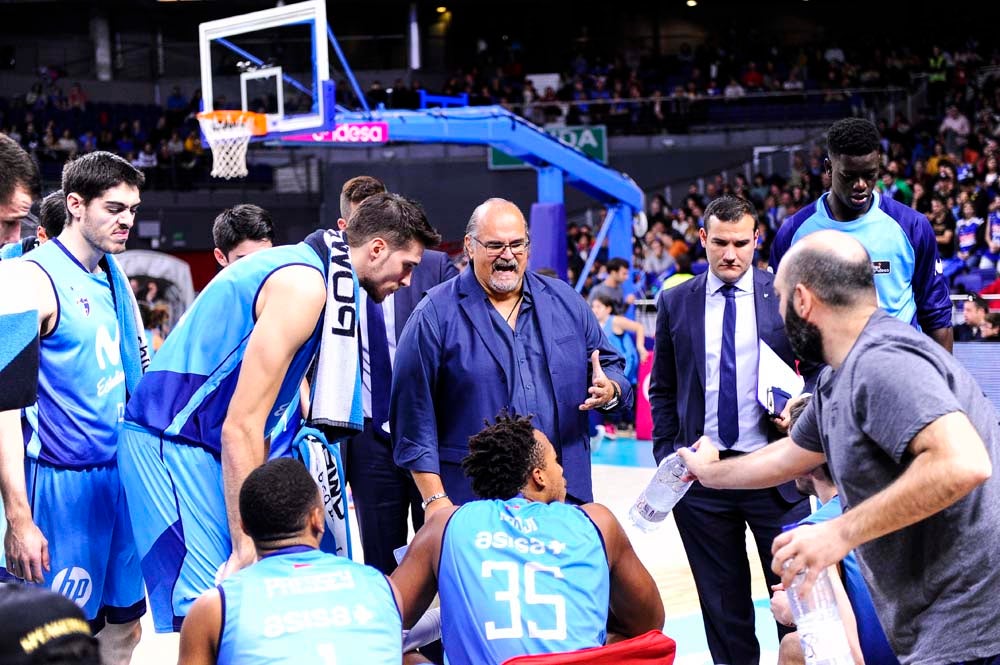 Los jugadores celebran con la grada la victoria