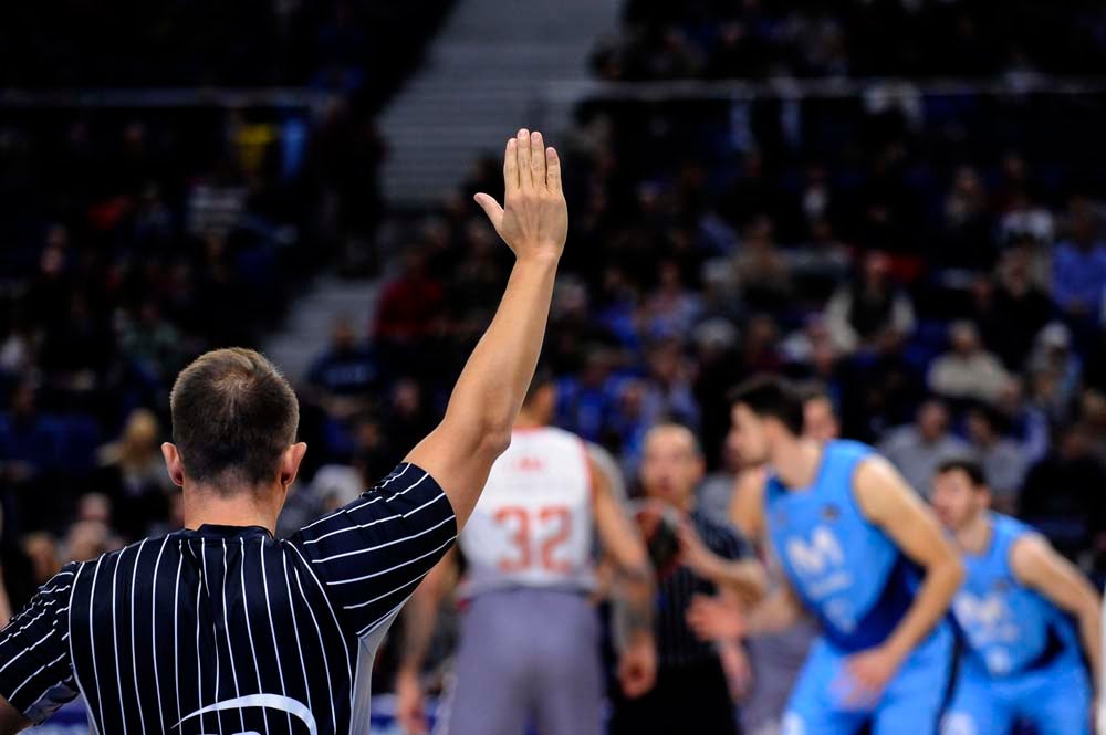 Los jugadores celebran con la grada la victoria