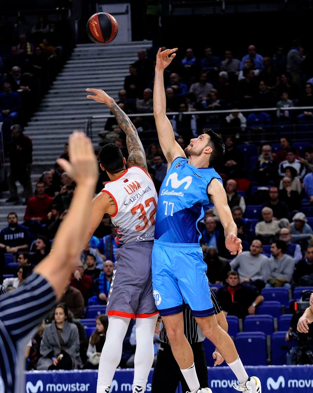 Los jugadores celebran con la grada la victoria