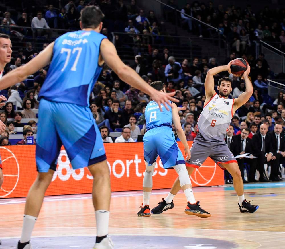Los jugadores celebran con la grada la victoria