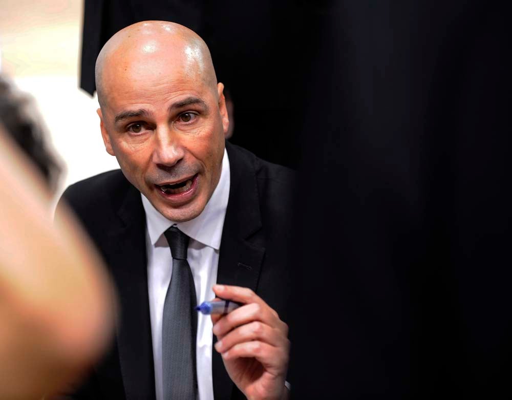 Los jugadores celebran con la grada la victoria