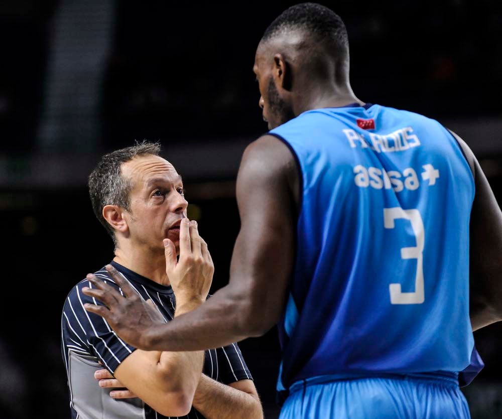 Los jugadores celebran con la grada la victoria