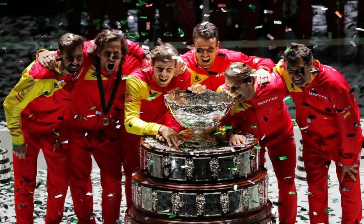 Los cinco componentes del equipo español y su capitán posan con la Copa Davis.