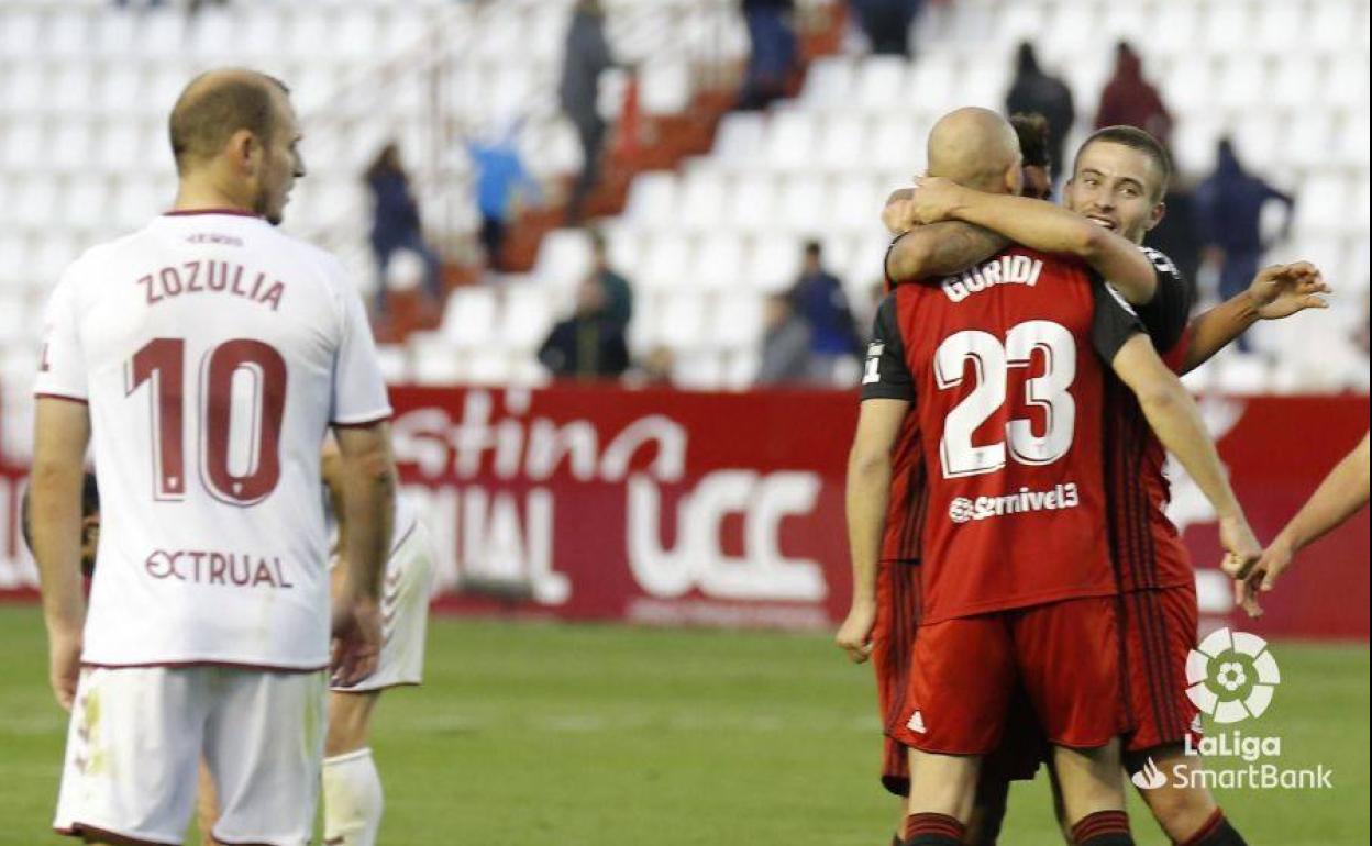 Los jugadores del Mirandés celebran uno de los goles en casa del Albacete.