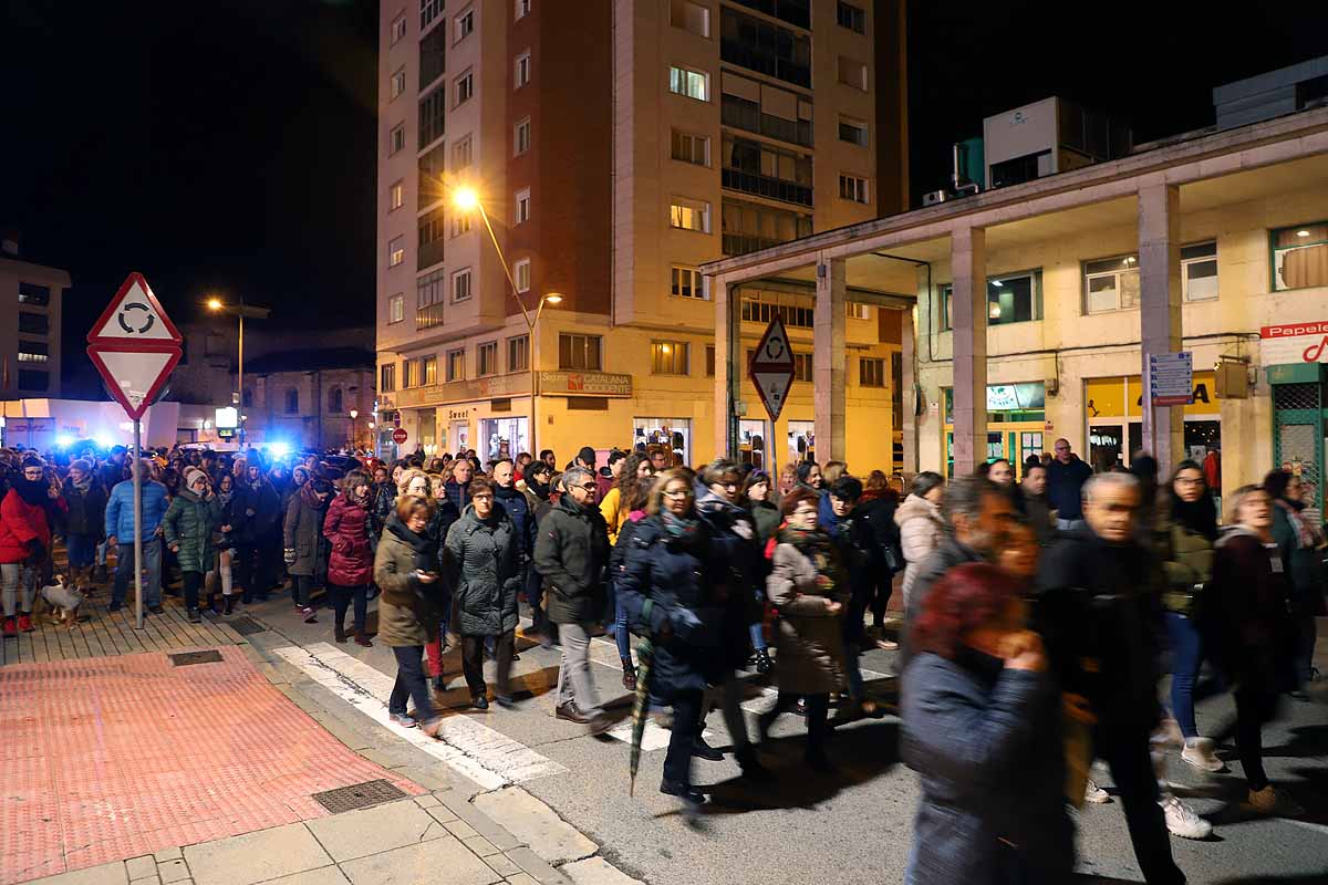 Cientos de personas se han manifestado por las calles de la capital burgalesa para visibilizar esta lacra social frente a las voces negacionistas, mostrar el apoyo a todas las compañeras que la sufren y la rabia contra los que la ejercen. 