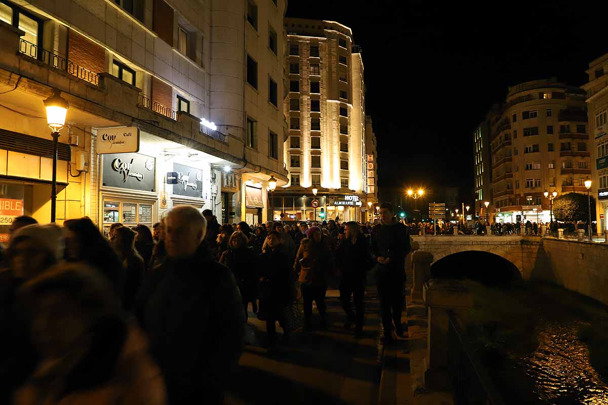 Cientos de personas se han manifestado por las calles de la capital burgalesa para visibilizar esta lacra social frente a las voces negacionistas, mostrar el apoyo a todas las compañeras que la sufren y la rabia contra los que la ejercen. 