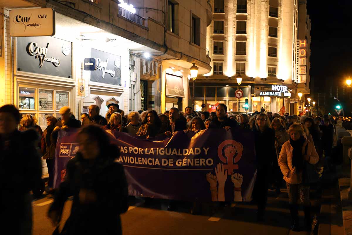 Cientos de personas se han manifestado por las calles de la capital burgalesa para visibilizar esta lacra social frente a las voces negacionistas, mostrar el apoyo a todas las compañeras que la sufren y la rabia contra los que la ejercen. 