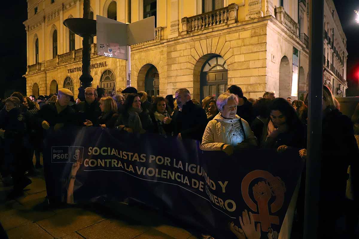 Cientos de personas se han manifestado por las calles de la capital burgalesa para visibilizar esta lacra social frente a las voces negacionistas, mostrar el apoyo a todas las compañeras que la sufren y la rabia contra los que la ejercen. 